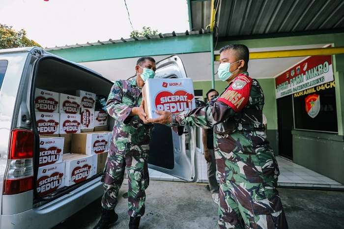 Peduli Warga SiCepat Ekspres Bersama Koramil 04 Cengkareng Bagikan