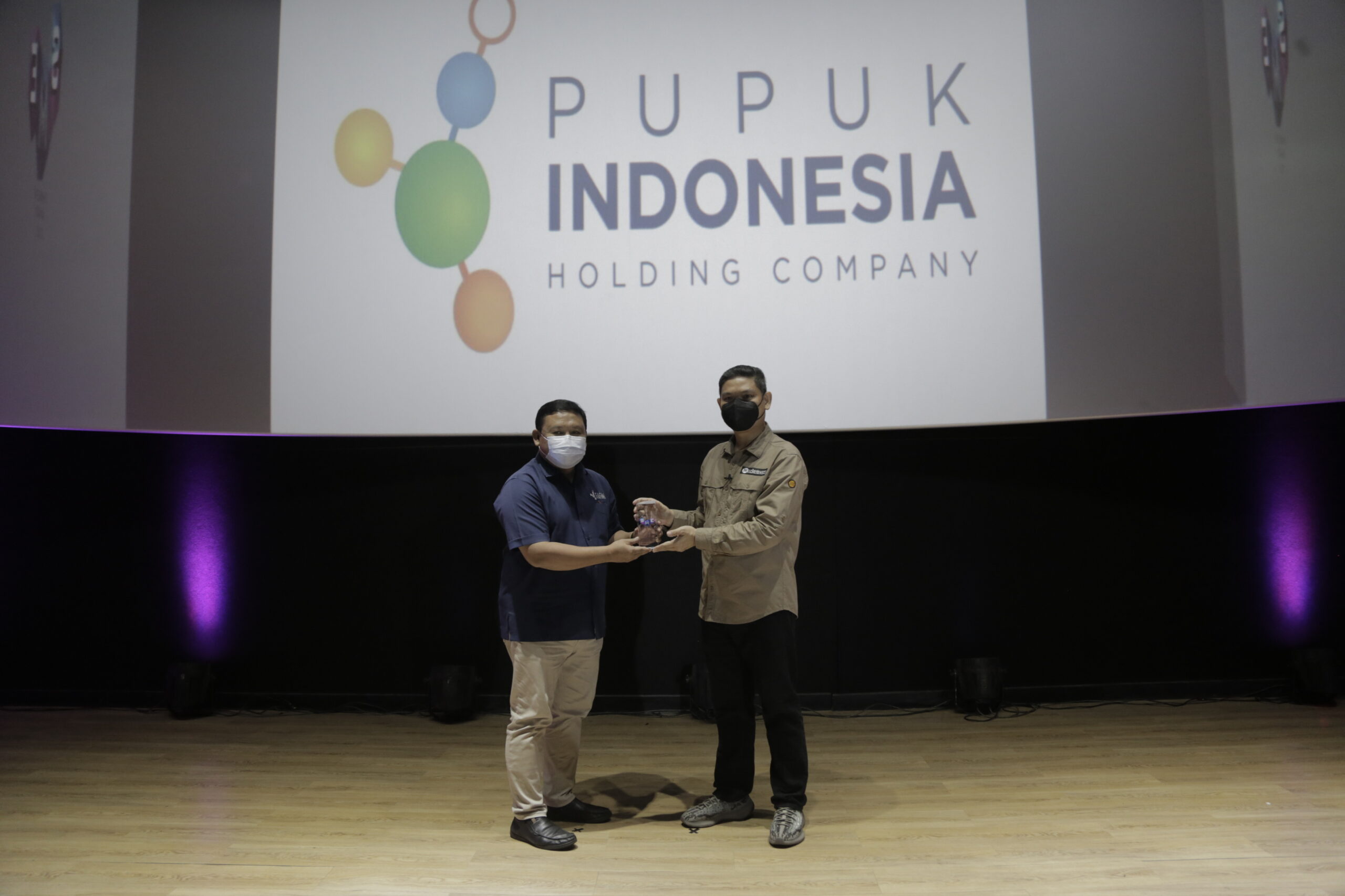 Dorong UKM Naik Kelas Pupuk Indonesia Raih Marketeers SME Enablers