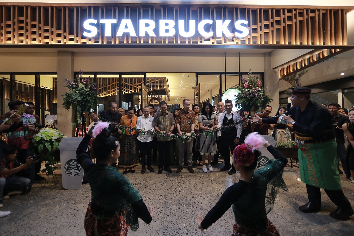 Starbucks Resmi Hadir Di Tengah Keindahan Labuan Bajo