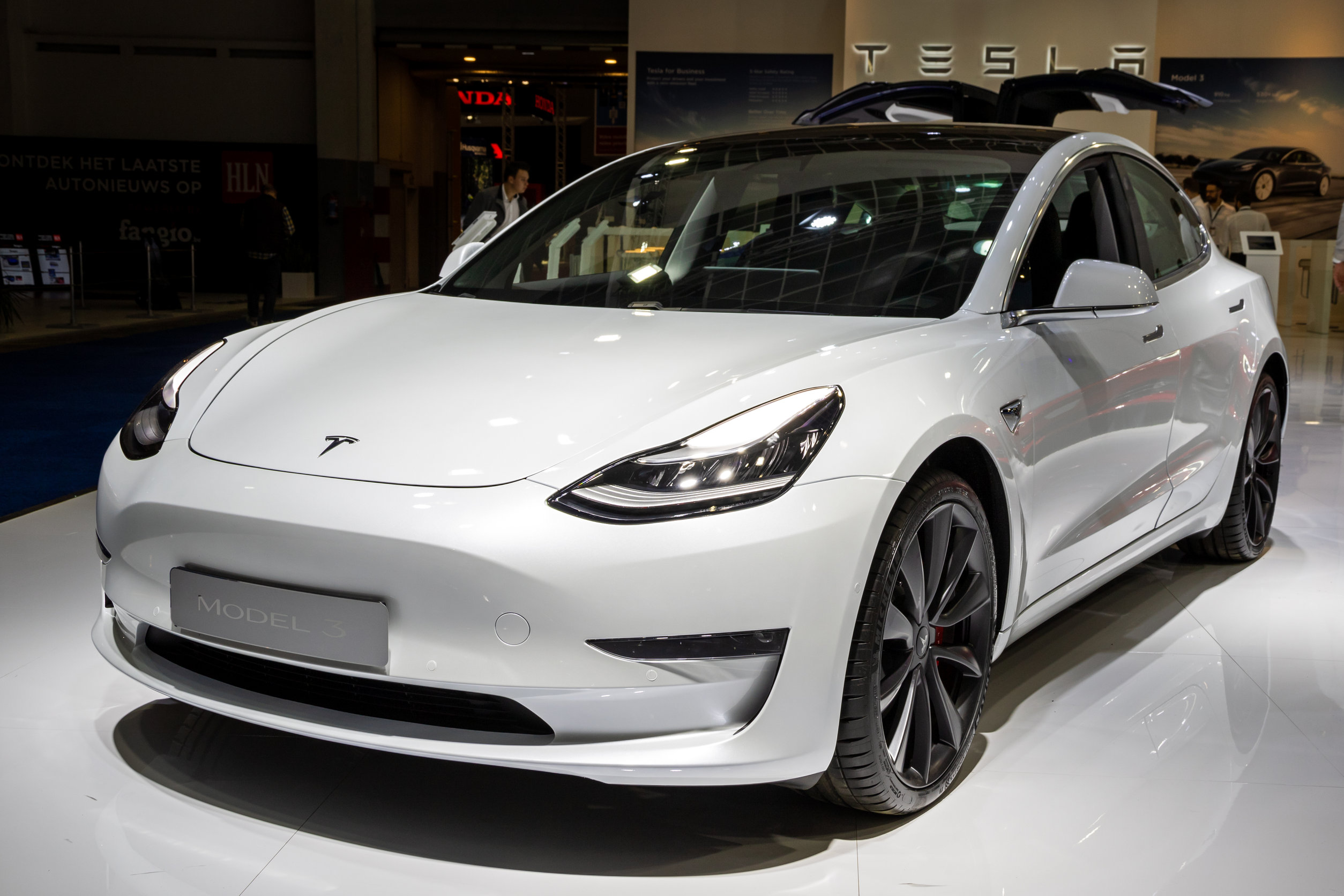 Alasan Tesla Menarik Kembali Ratusan Ribu Unit Model 3