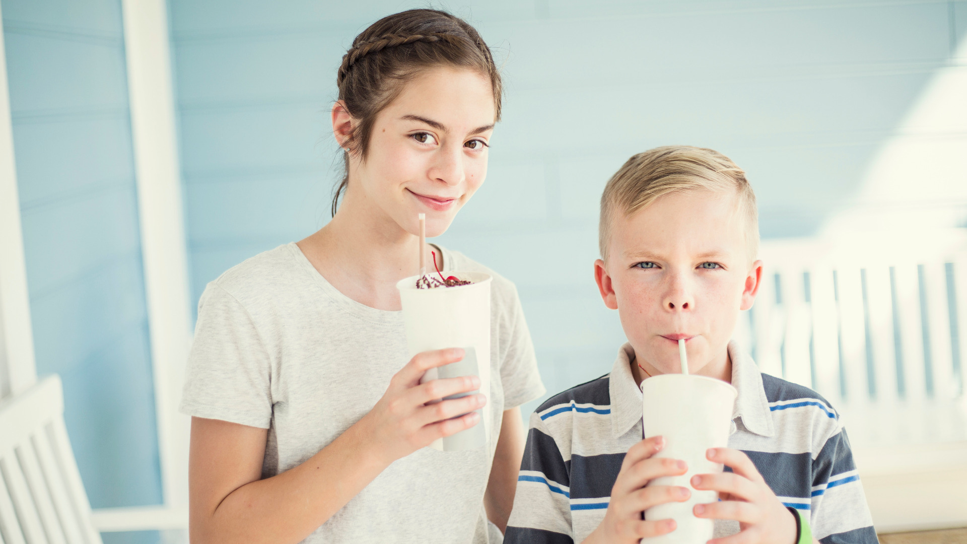 Пьет сестру друга. Дети пьют молочный коктейль. Ребенок с молочным коктейлем в руке. Ребенок пьет молочный коктейль из коробки. Мальчик с сестрой пьют коктейль и кайфуют.