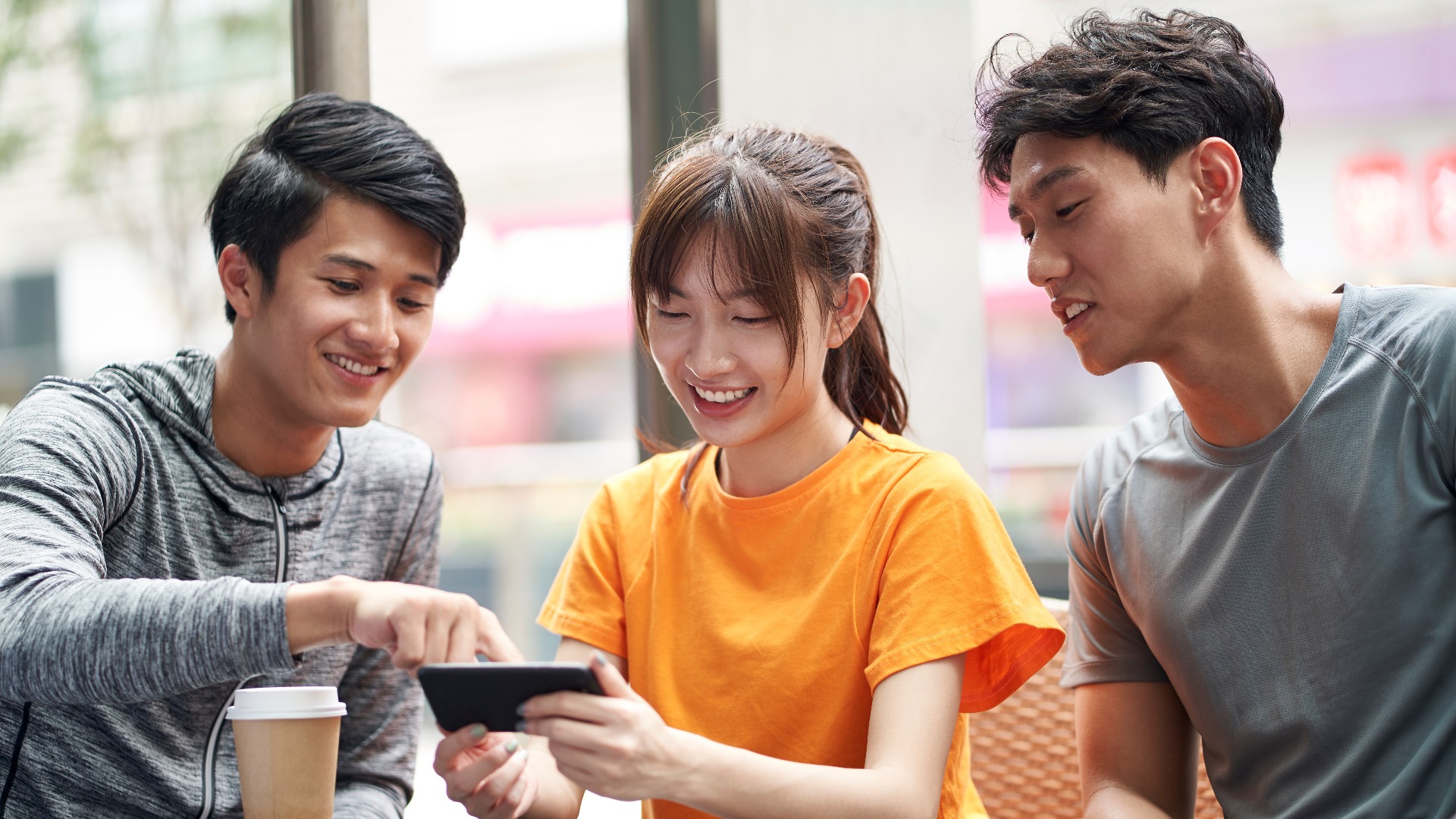 Pengguna Smartphone di Indonesia Habiskan Hampir 6 Jam Per Hari